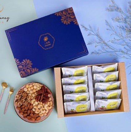 藍寶堅果禮盒為10包活力能量果隨手包組合，隨時可以享用堅果的美味與營養，素食送禮最方便